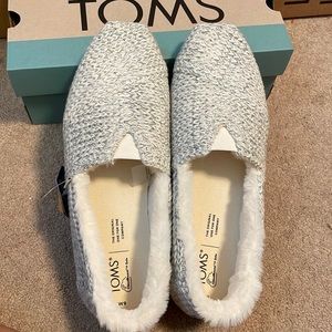 Toms white sweater knit shoes size 9